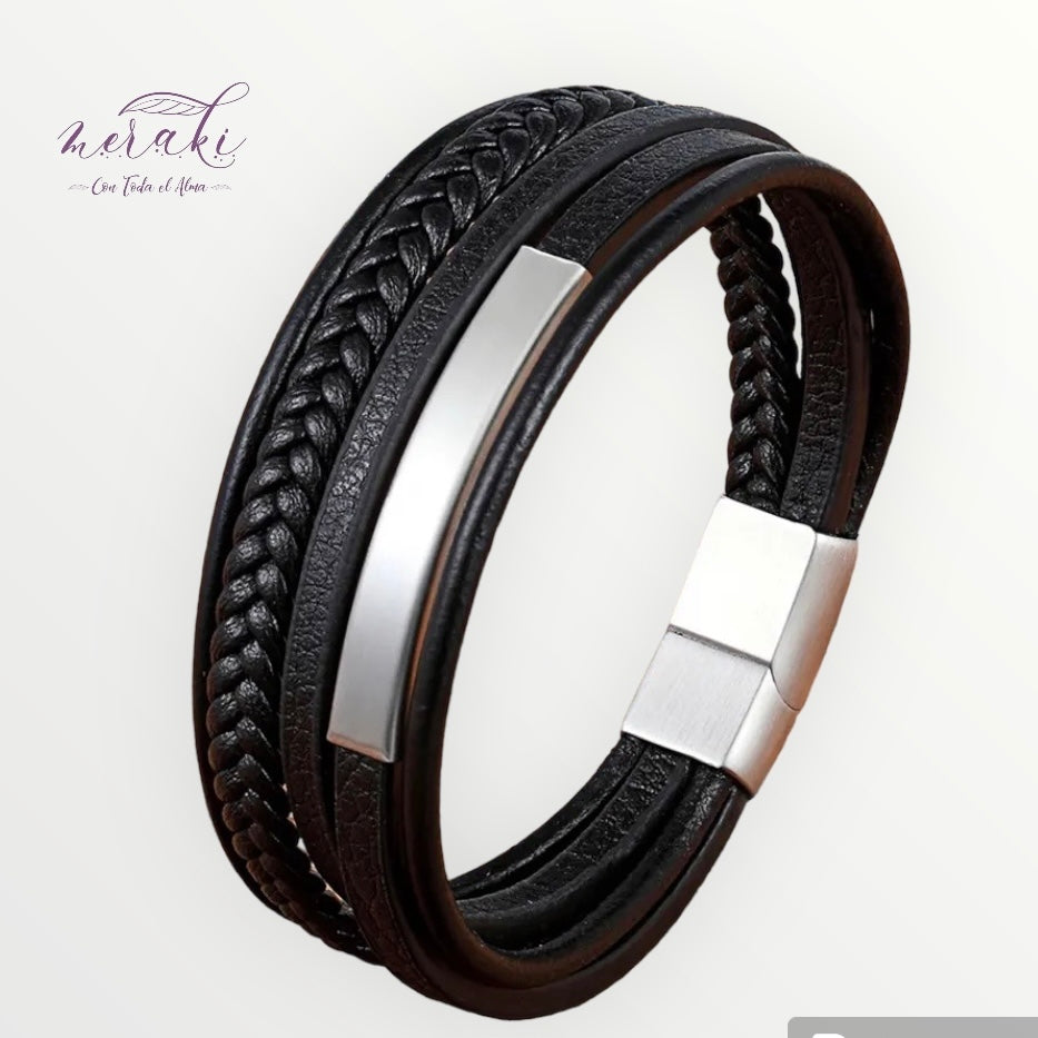 Brazalete trenzado y placa plateada