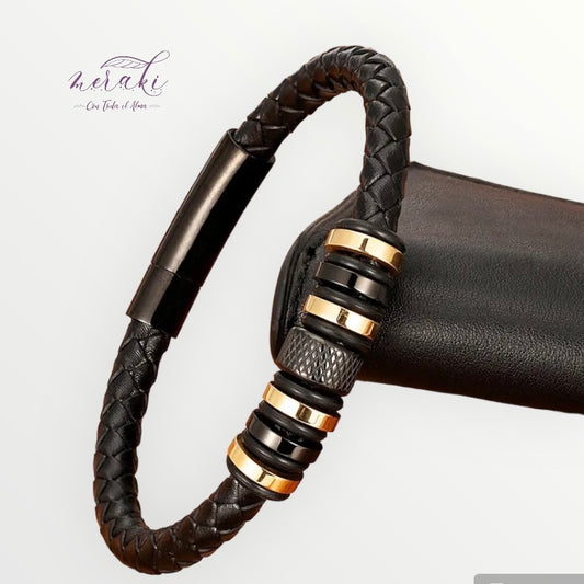 Brazalete sencillo con accesorios dorados