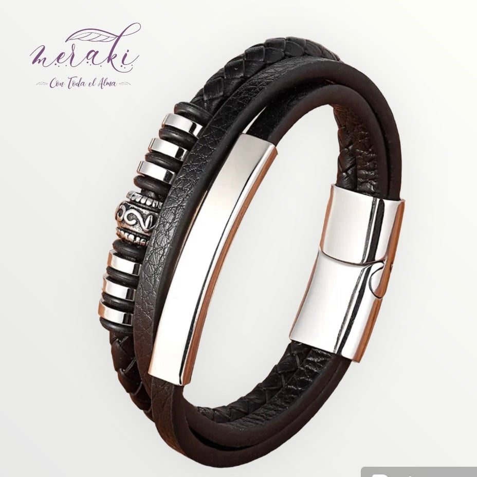 Brazalete multicapa con placa plateada